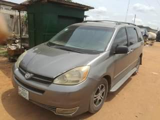 A picture of Toyota sienna 2005 registered 09066107030 