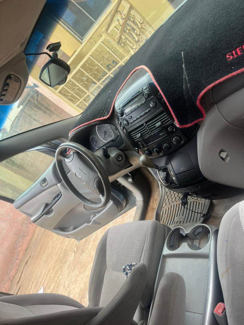 A picture of Toyota sienna 2005