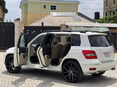 A picture of 2010 2010 GLK350 ACCIDENT FREE 2010