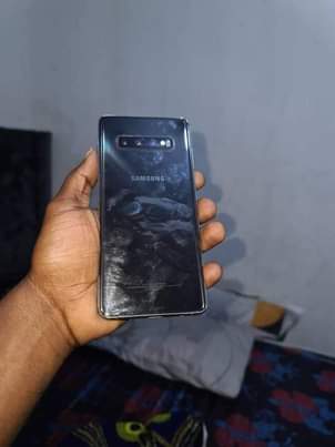 A picture of Samsung s10 plus