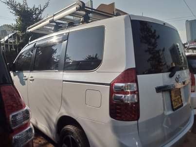 A picture of TOYOTA NOAH
