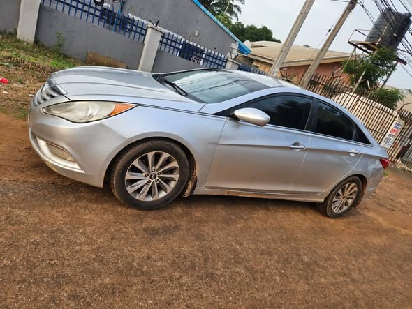 A picture of Belgium standard hyundia Sonata 2012 model for sale Engine and