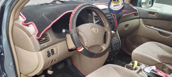 A picture of Toyota Sienna 2006 model