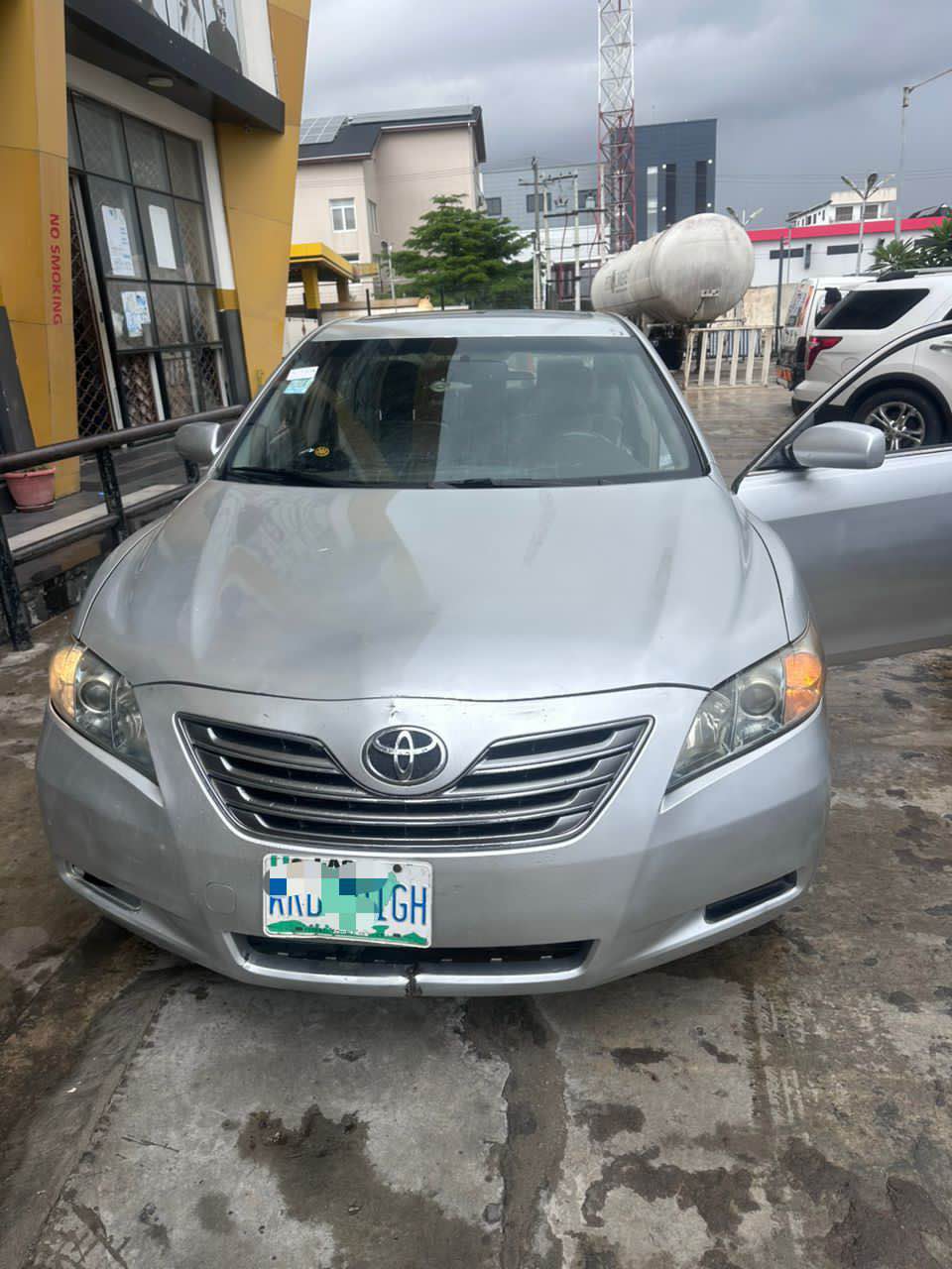 A picture of Toyota camry hybrid 4M