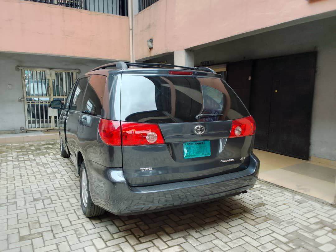 A picture of COMPANY RETURN TOYOTA SIENNA XLE V6 3MZ 2006 2007 Toyota