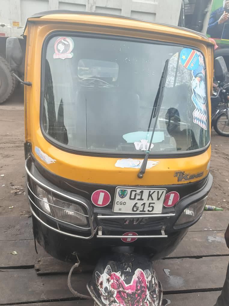 A picture of Moto TVS 3 pneus Bon tat