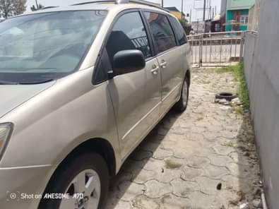 A picture of Toyota Sienna 2005 model 1st flash on 1st body Sound