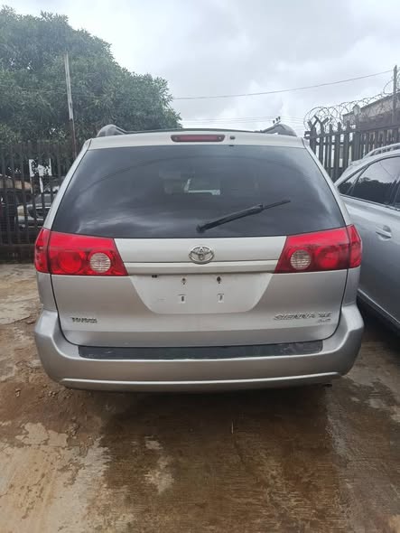 A picture of 1 month registered Toyota Sienna 2006 model XLE