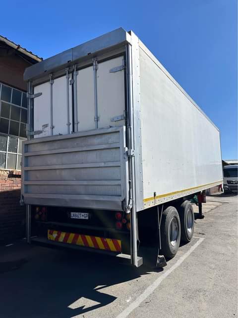Trucks, T.