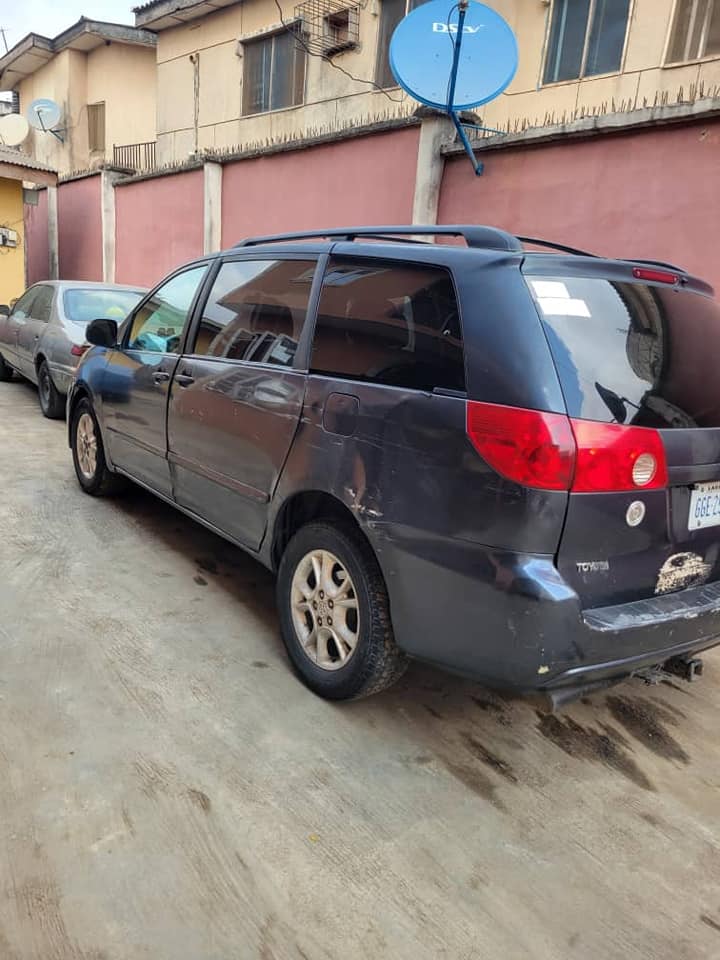 A picture of Toyota sienna 2005