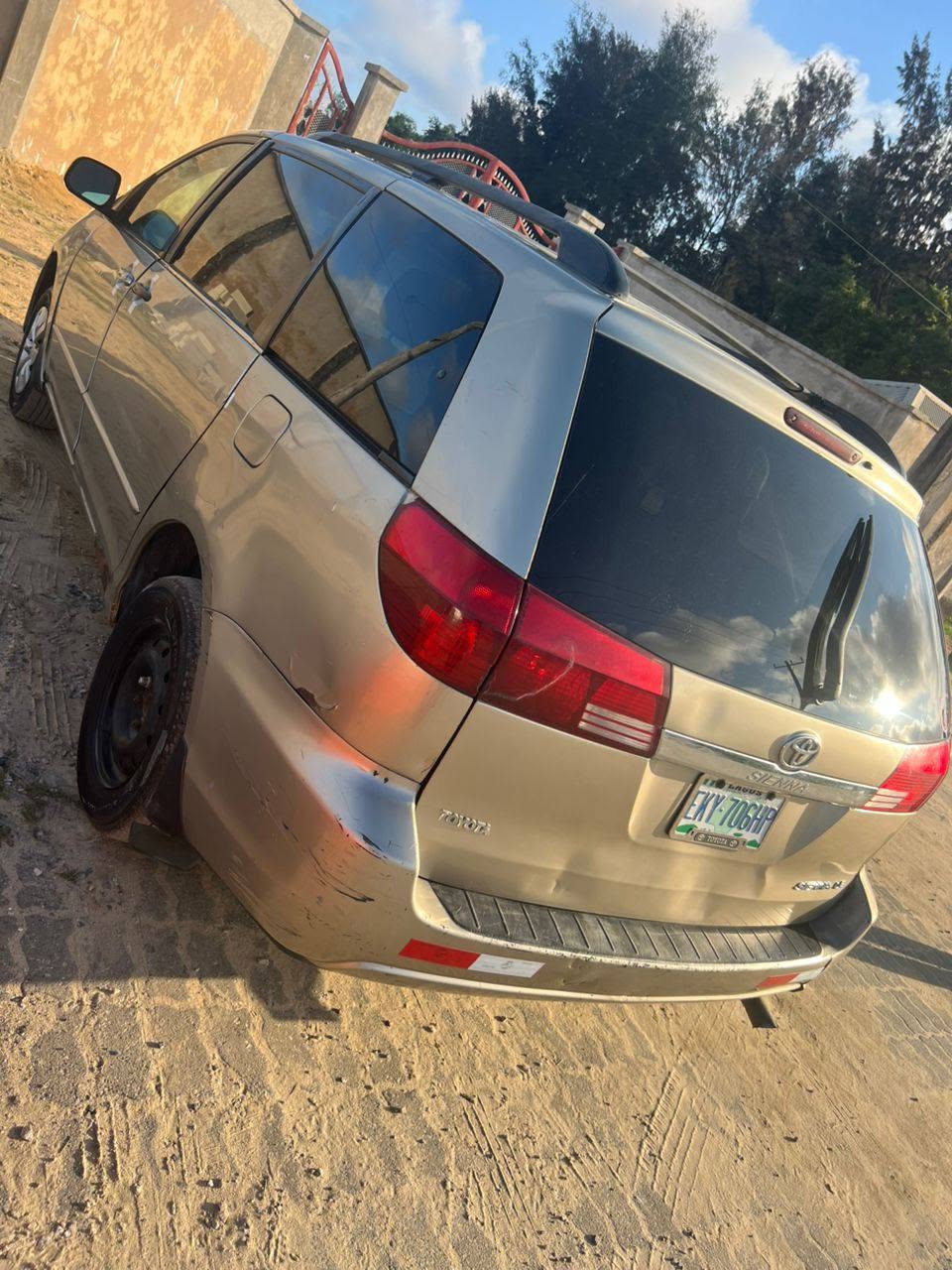 A picture of First body Toyota sienna 2005