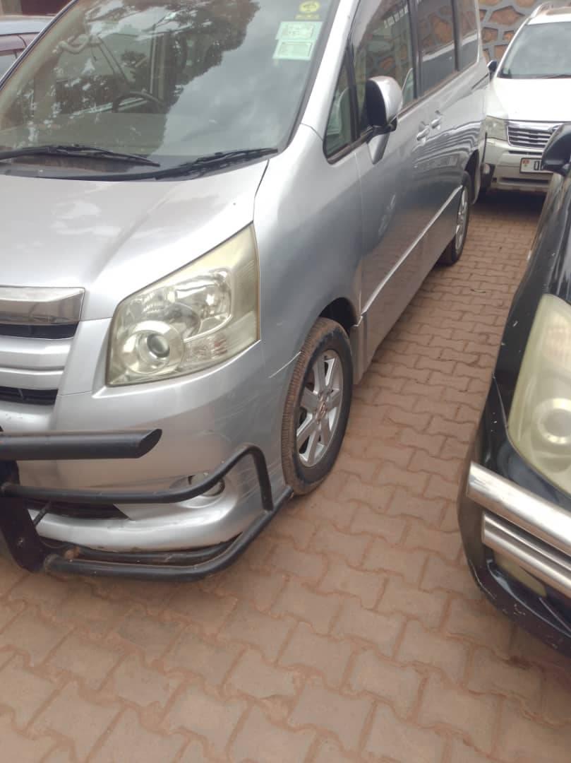A picture of TOYOTA NOAH Si 2008