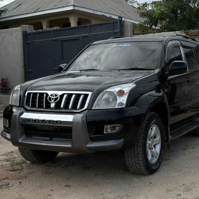A picture of Toyota landcruiser 120