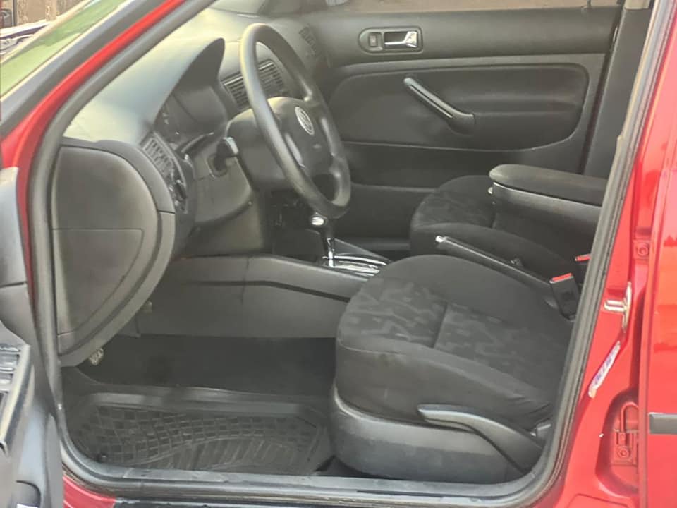 A picture of EXTREMELY CLEAN GOLF 4 FEW MONTHS USED AUTOMATIC TRANSITION WITH