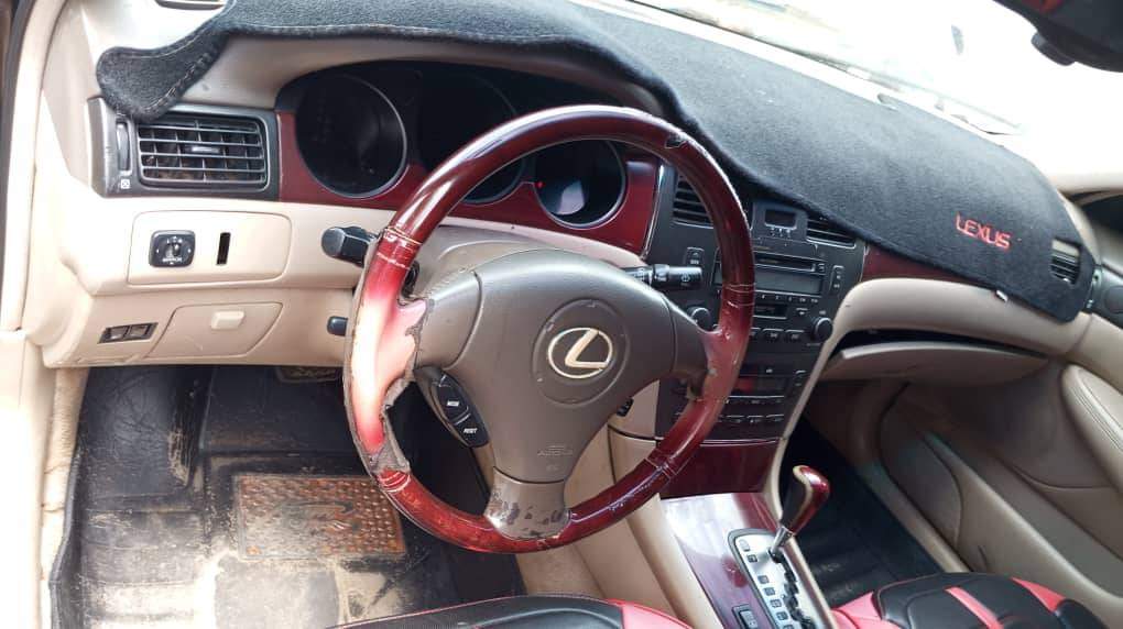 A picture of Another one Lexus es 300 Buy and drive standard AC
