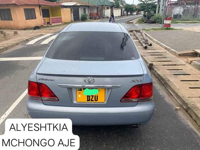 A picture of toyota crown 12mln call 0754887720