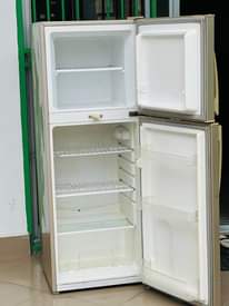 A picture of Nauza fridge zangu Za dukani zinagandisha Na kupoza vizuri Usafiri