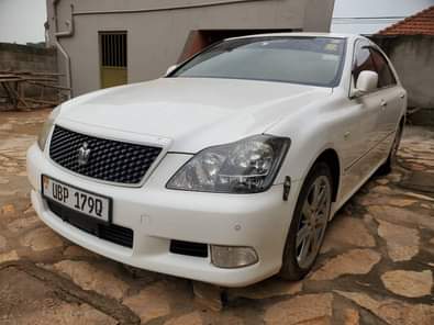 A picture of Toyota crown athlete edition 2009 model 2500cc Call 0757953488
