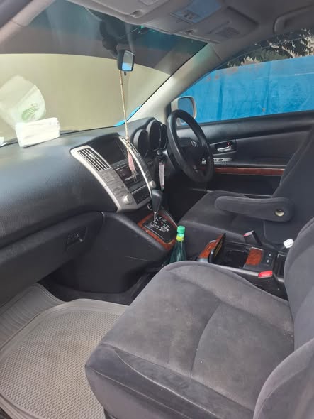 A picture of TOYOTA HARRIER WHITE COLOUR