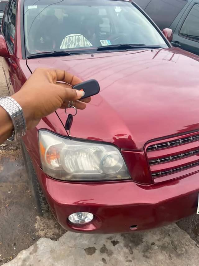A picture of Toyota Highlander 2004... Super Clean Sound
