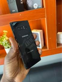 A picture of Samsung note 8