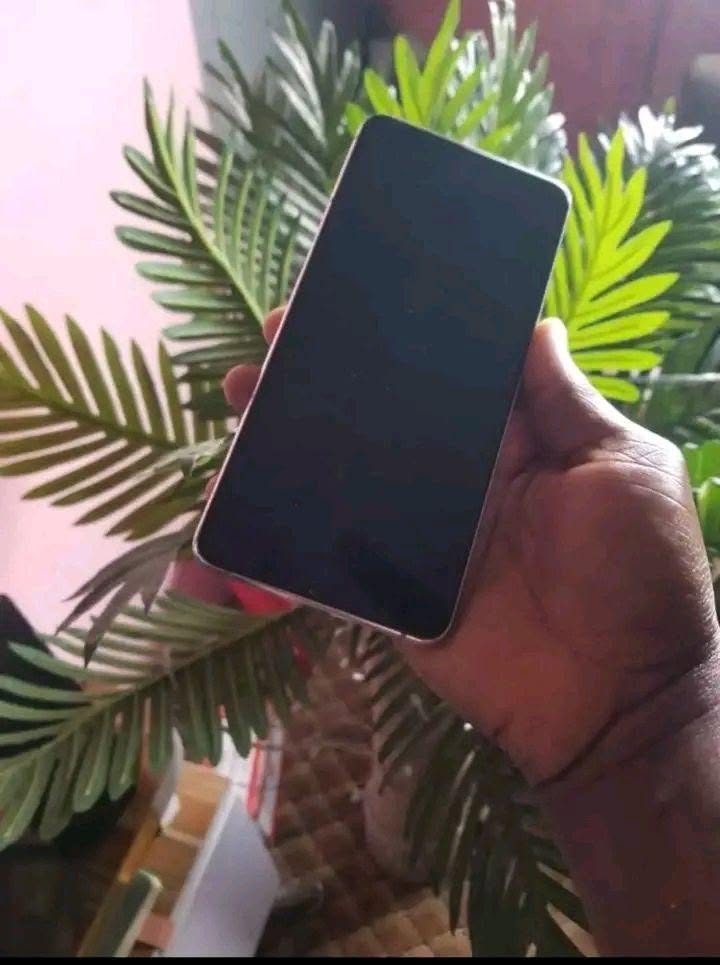 A picture of Samsung S21 plus