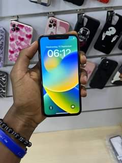 A picture of Iphone 11 pro 256GB at 1.15m
