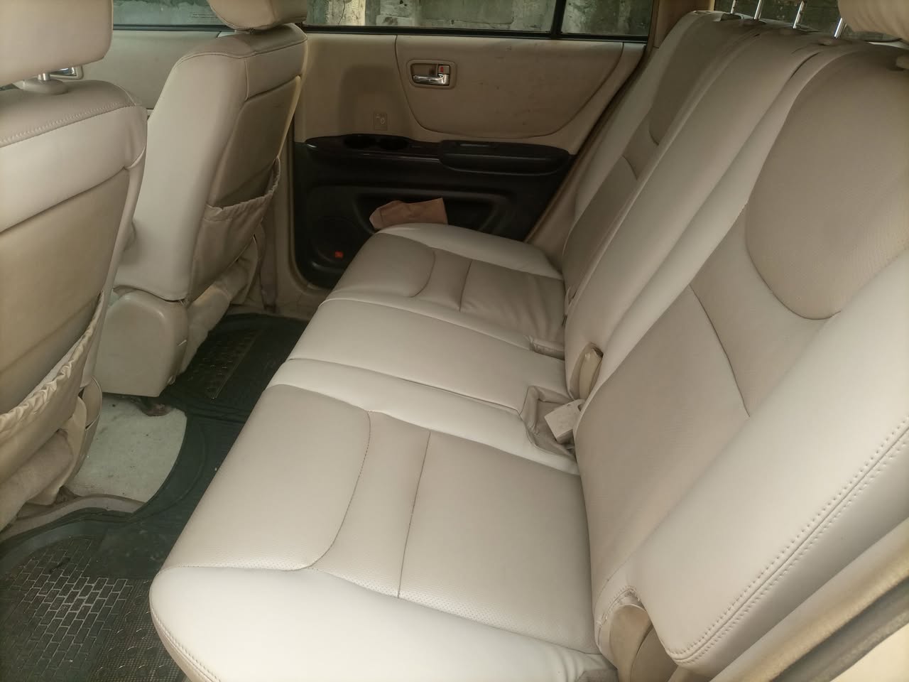 A picture of TOYOTA HIGHLANDER 2005