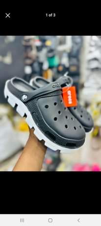 A picture of BADO UJACHELEWA CROCS BEI 10000 DELIVERY MAELEWANO CALL 0689867371