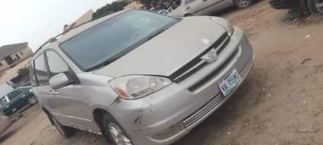 A picture of Nigeria used Toyota sienna 05 you come price you are