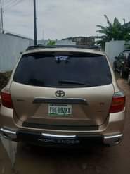 A picture of Toyota Highlander 2008 2009 model Engine have top noise it
