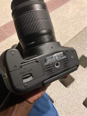 A picture of Canon 750D with two batteries and to charge