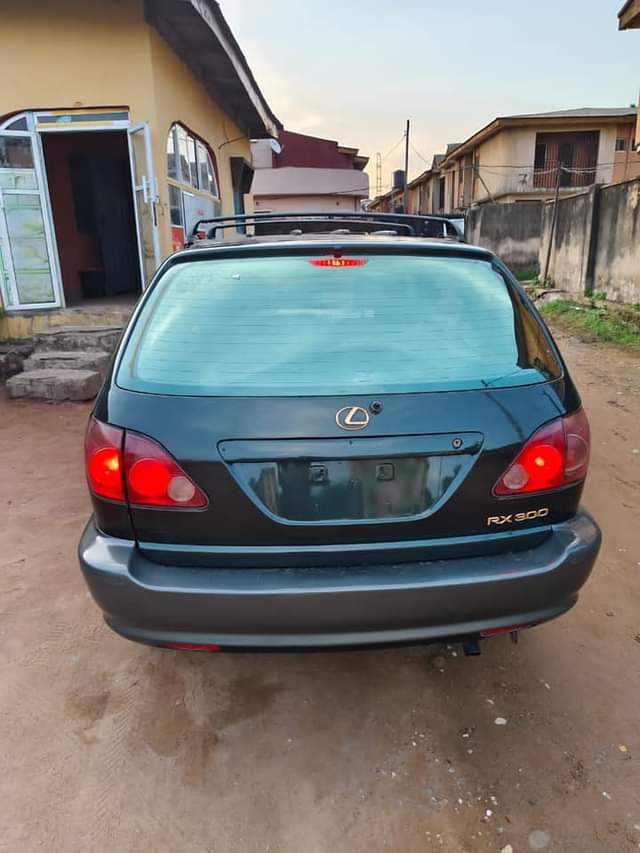 A picture of Lexus 300
