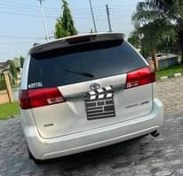 A picture of Toyota sienna 05 First body Engine gear AC Location port