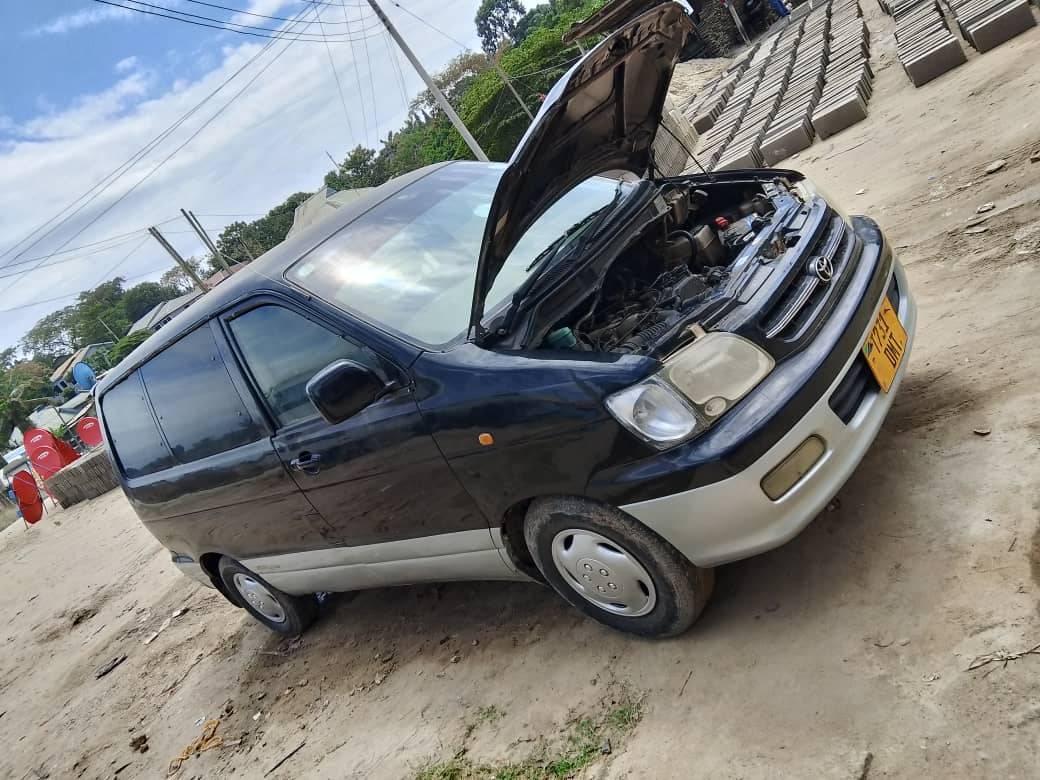 A picture of 1999 TOYOTA Noah Sr40 Gari bado nzuri kwa matumizi