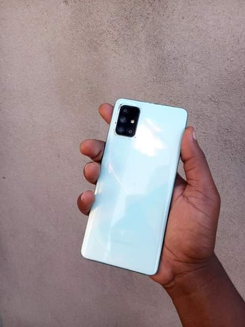A picture of SAMSUNG A71