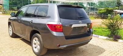 A picture of 2008 highlander untampered engine AC working perfectly good interior Price