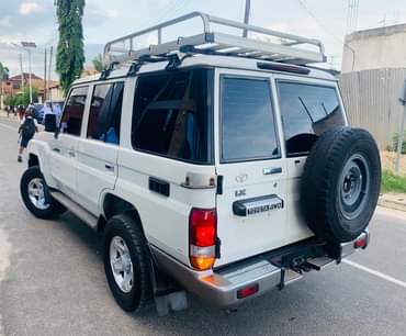 A picture of Landcruza LX iyo balaa kabisa Injin 1HZ diesel Gia manyual