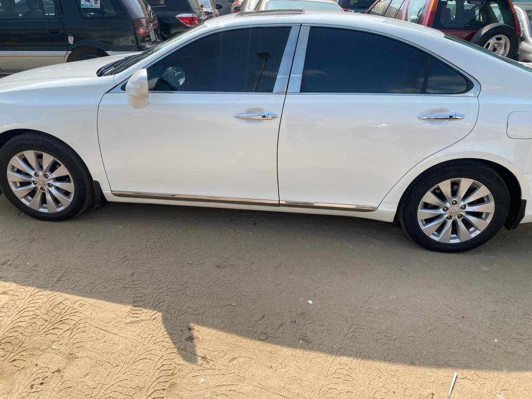 A picture of This is a very very clean and lovely ES350 2009