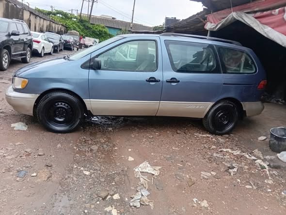 A picture of Toyota sienna 2 3m settlement 100k 0802 8446 479