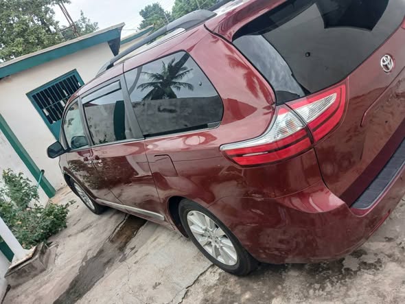 A picture of Fresh toks Toyota Sienna 2017 model full option accident free
