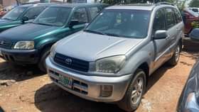 A picture of RAV4 2004 2005 super clean
