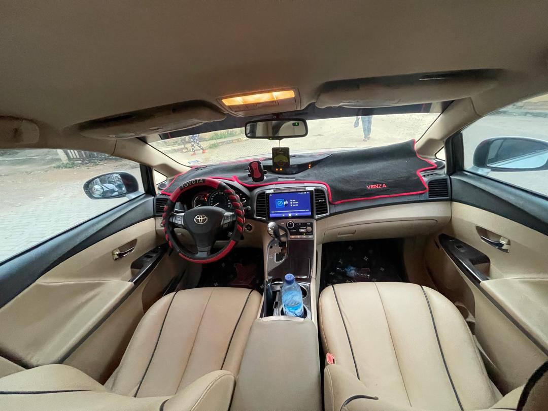 A picture of Venza 2012 4plug
