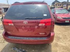 A picture of Toyota sienna 05