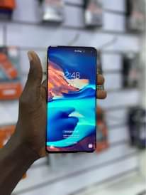 A picture of Samsung S10 plus 5G 256gb storage clean no dot at