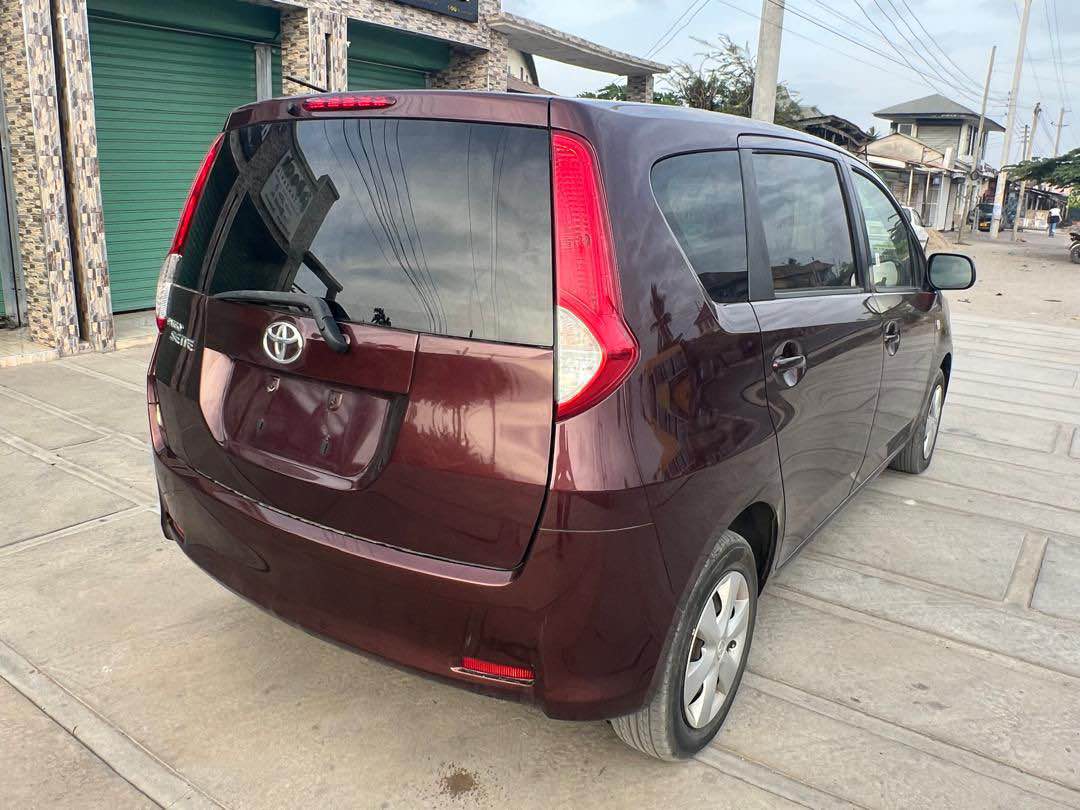A picture of Toyota passo sette