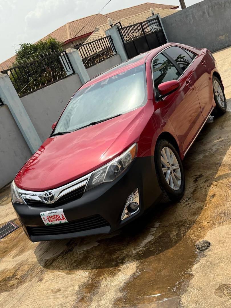 A picture of 2013 Camry xle edition with 4plugs x thumb start price