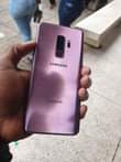 A picture of Samsung s9 haina mbabamba yoyote ile ipo clean haina dog