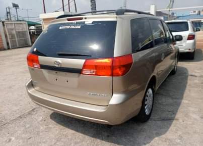 A picture of Tokunbo vehicle Toyota sienna If you are interested call me