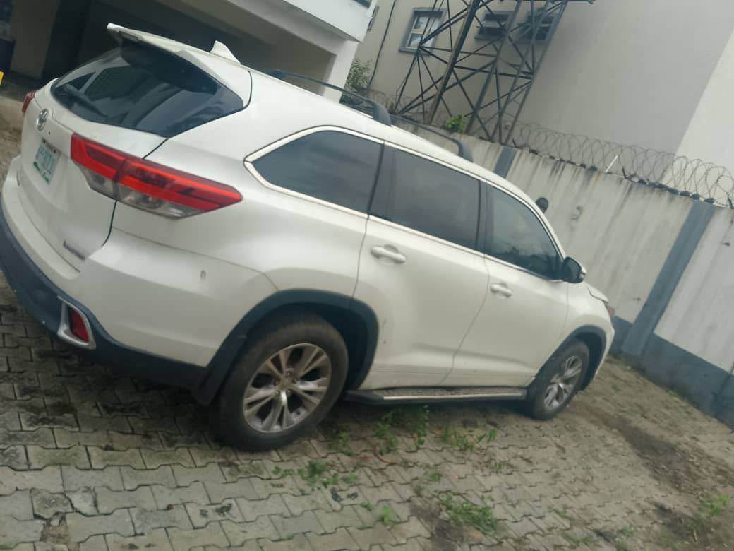 A picture of GOOD DEAL Awoof alert 2015 Highlander Top notch condition Thumb
